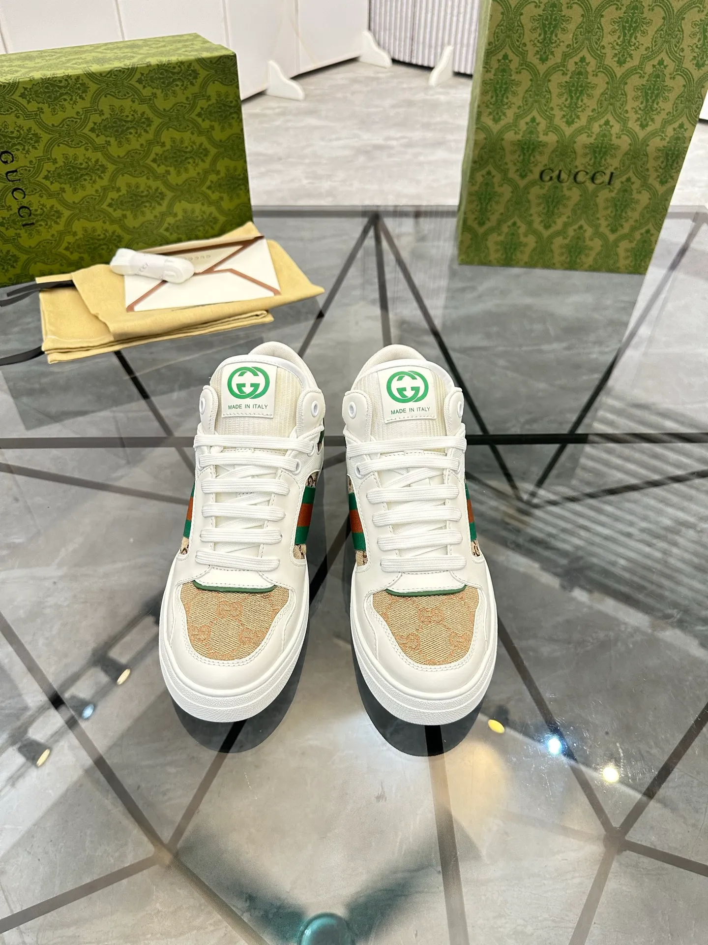 Selling men's shoes 💰: 💰P560¥ Top quality Product trademark: Gucci* "Gucci*" low-top casual shoes Regular size: 38-44 (can be customized to 45.46.) Product material: imported first-layer cowhide leather upper, breathable lining, original outsole. No.: 004